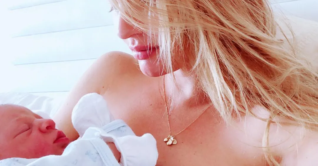 Candice bersama anak keduanya, dari samping hidung sang anak amat mirip dengan sang ibu. (instagram.com/angelcandices)