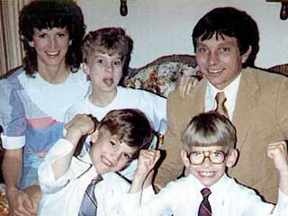 Ashton dan Michael Kutcher bersama ayah, ibu dan kakak perempuannya, Tausha Š angelfire