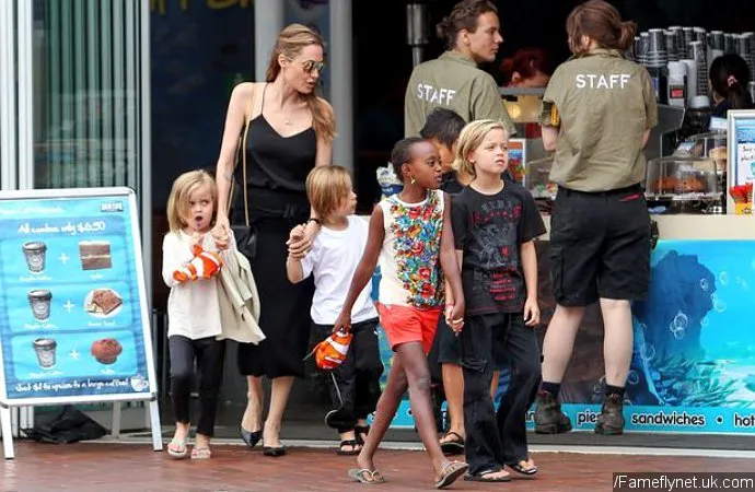 Angelina tak ingin anaknya melewatkan kesempatan © aceshowbiz.com/fameflynet