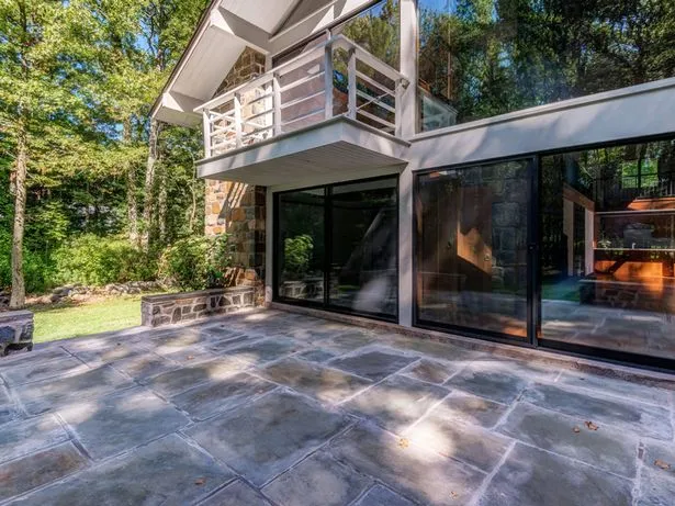 Rumah masa kecil Angelina Jolie © Splashnews.com