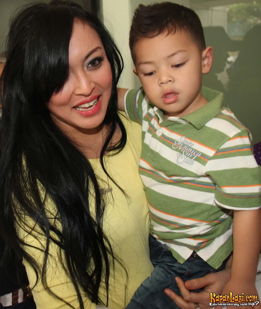 Saat ini Angelina Sondakh menjadi rajin mendengarkan tausiyah dari para Ustad di Televisi.