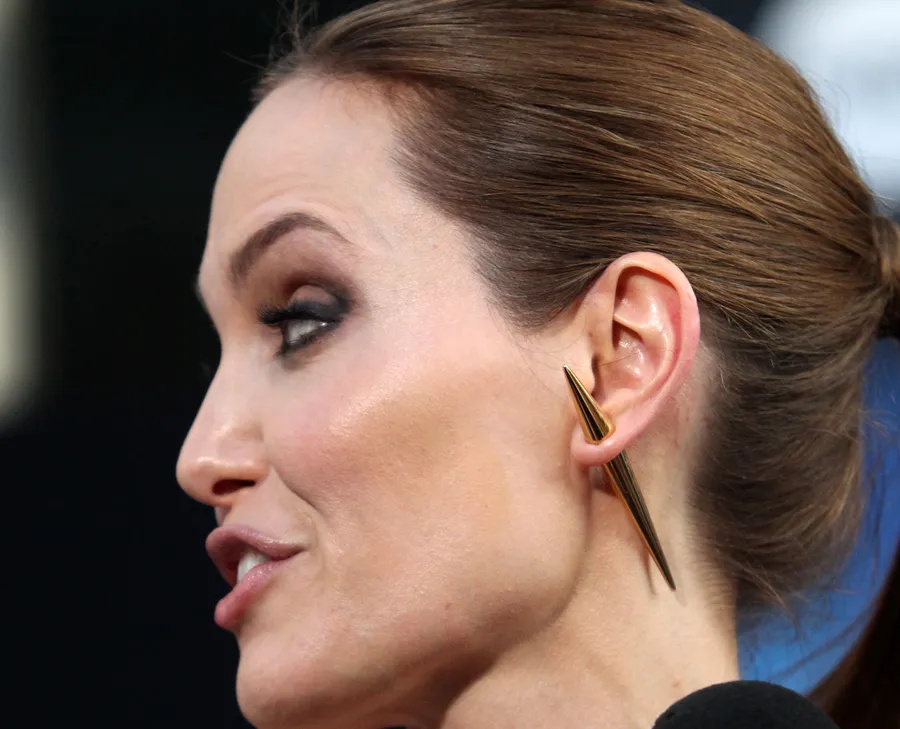 Manyun seksi ala Angelina Jolie, tak ada yang mampu tandingi! @ splashnews.com