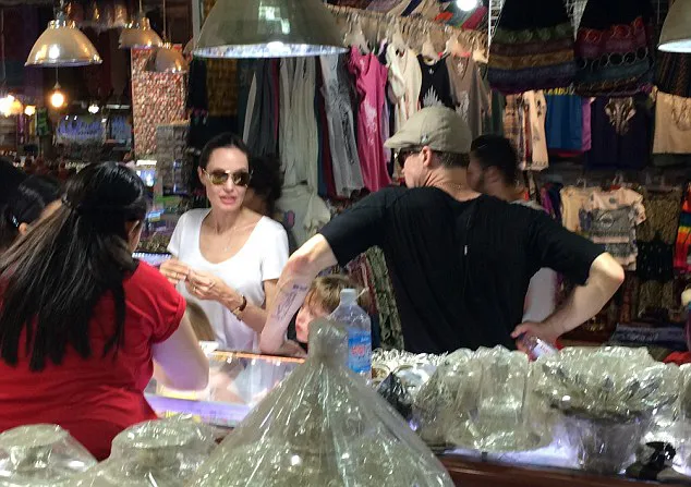 Brangelina belanja ke pasar © dailymail.co.uk