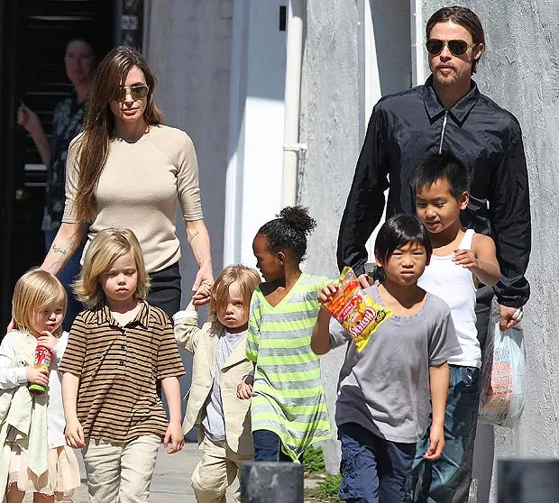 Angelina Jolie dan keluarganya @ thesun.co.uk