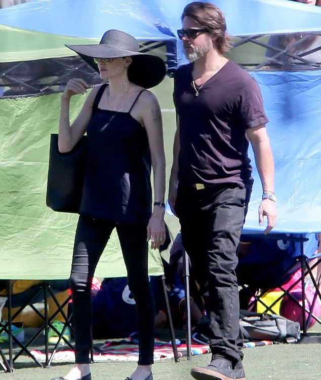 Jolie hadir di pertandingan sepakbola putrinya bersama Pitt ©fameflynet.com