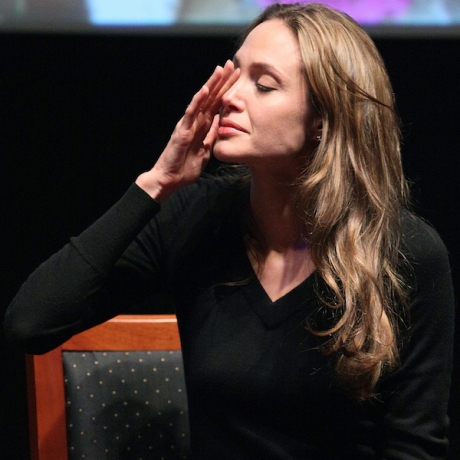 Jolie pernah jalani operasi pengangkatan payudara @ showbizpak.com
