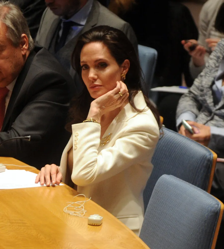 Angelina Jolie dikontrak brand parfum © Splashnews.com