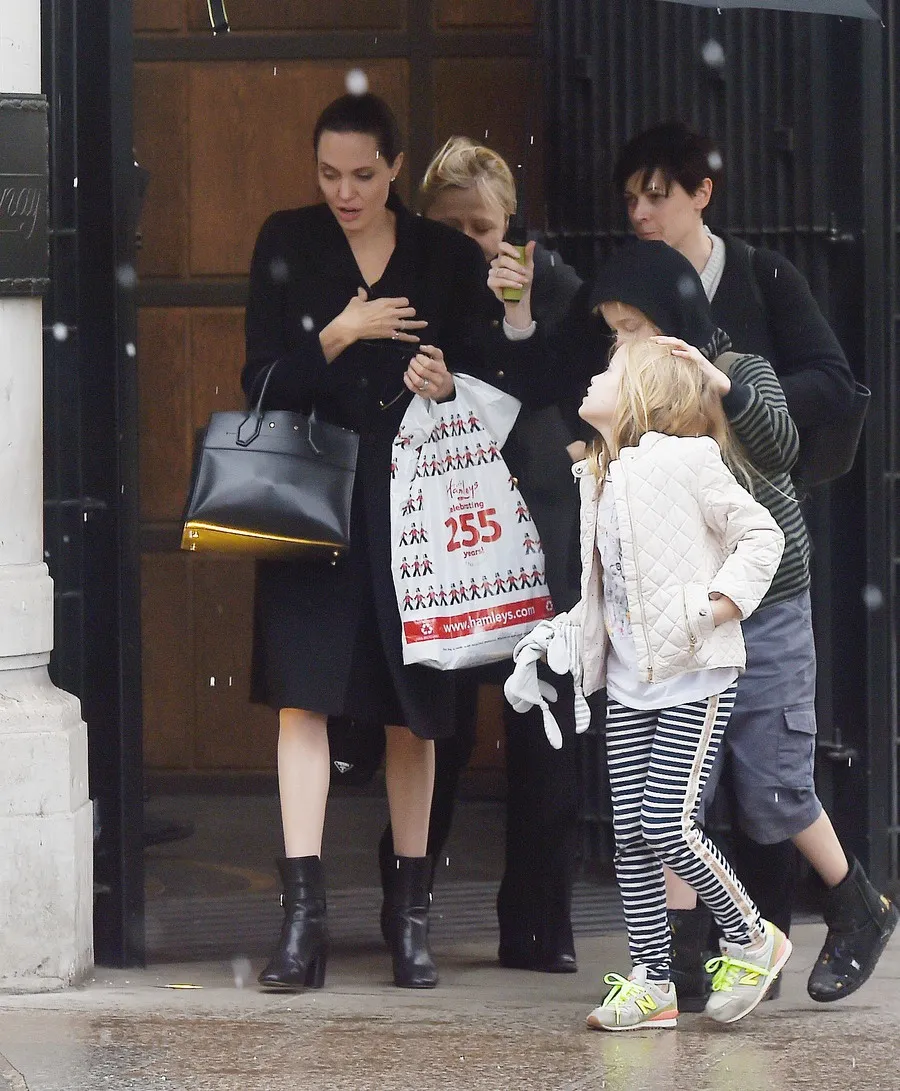 Jolie dikabarkan bawa anak-anak mereka pindah ke London © TPG Images