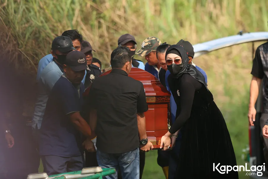 Angelina Sondakh di pemakaman ayahanda - Credit: Budy Santoso © KapanLagi.com