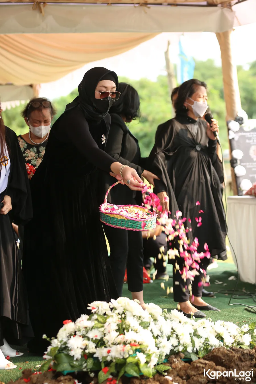 Angelina Sondakh di pemakaman ayahanda - Credit: Budy Santoso © KapanLagi.com