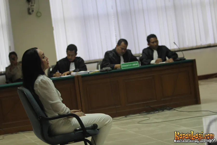 Angelina Sondakh mendengarkan putusan dari majelis hakim. ©Busan