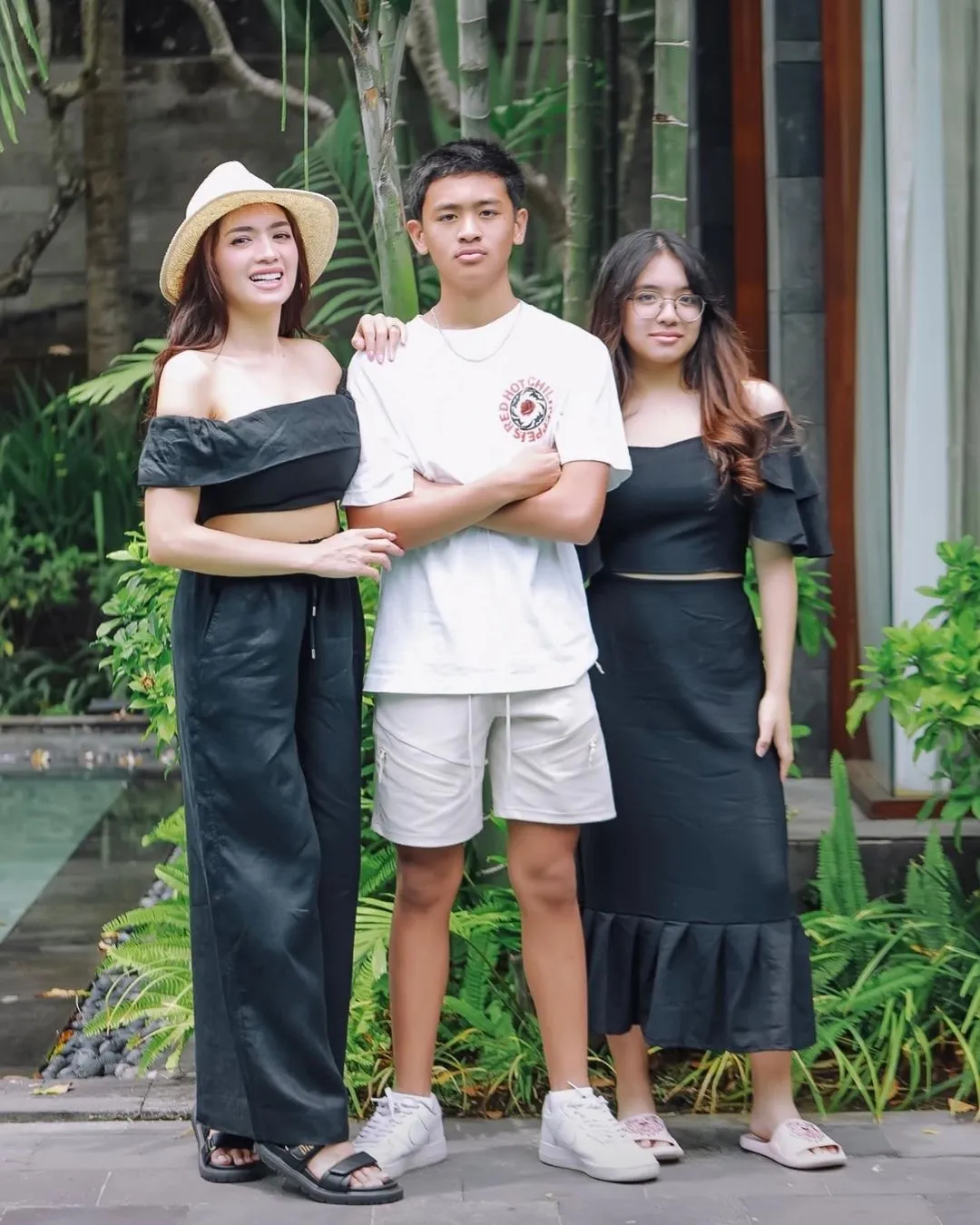 Angel Karamoy Bareng Keluarga (Credit: Instagram/realangelkaramoy)