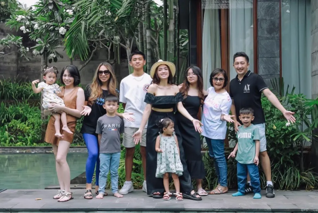Angel Karamoy Bareng Keluarga (Credit: Instagram/realangelkaramoy)