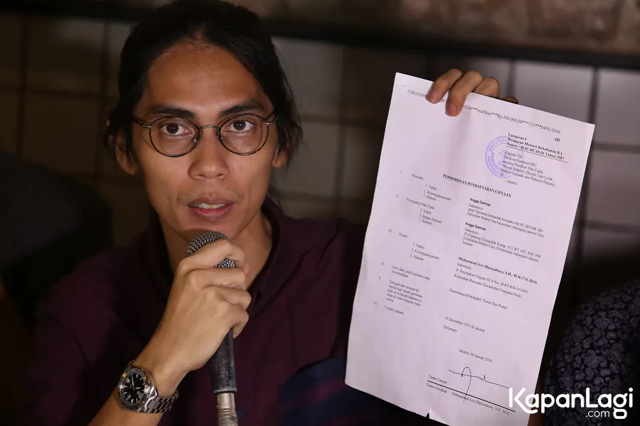 Angga Dwimas Sasongko menunjukkan telah mengantongi hak cipta atas naskah Surat Dari Praha dari Menteri Hukum dan Hak Asasi Manusia. ©KapanLagi.com/Budy Santoso