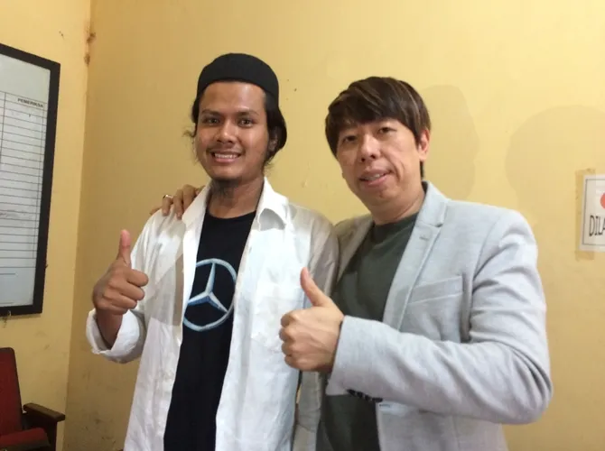 Fiqih beserta kuasa hukumnya mendatangi Polsek Cilandak. © KapanLagi.com/Fikri Alfi Rosyadi