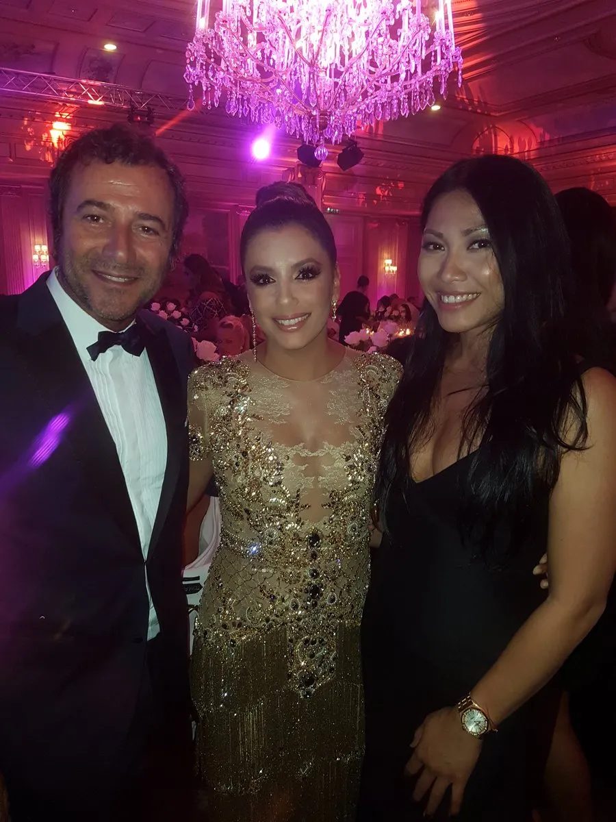 Anggun pose bareng Eva Longoria di event  The Eva Longoria Foundation © Twitter/Anggun_Cipta