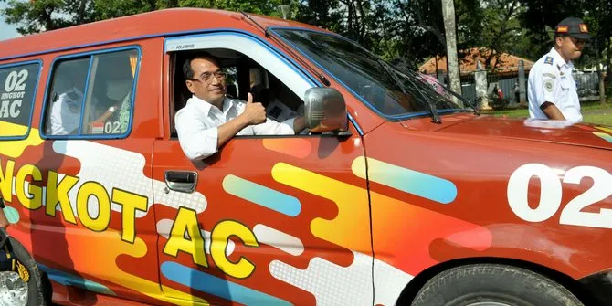 Di Bekasi, tersedia sejumlah angkutan kota yang dipasangi AC sehingga tak kalah bersaing dengan angkutan online © merdeka.com