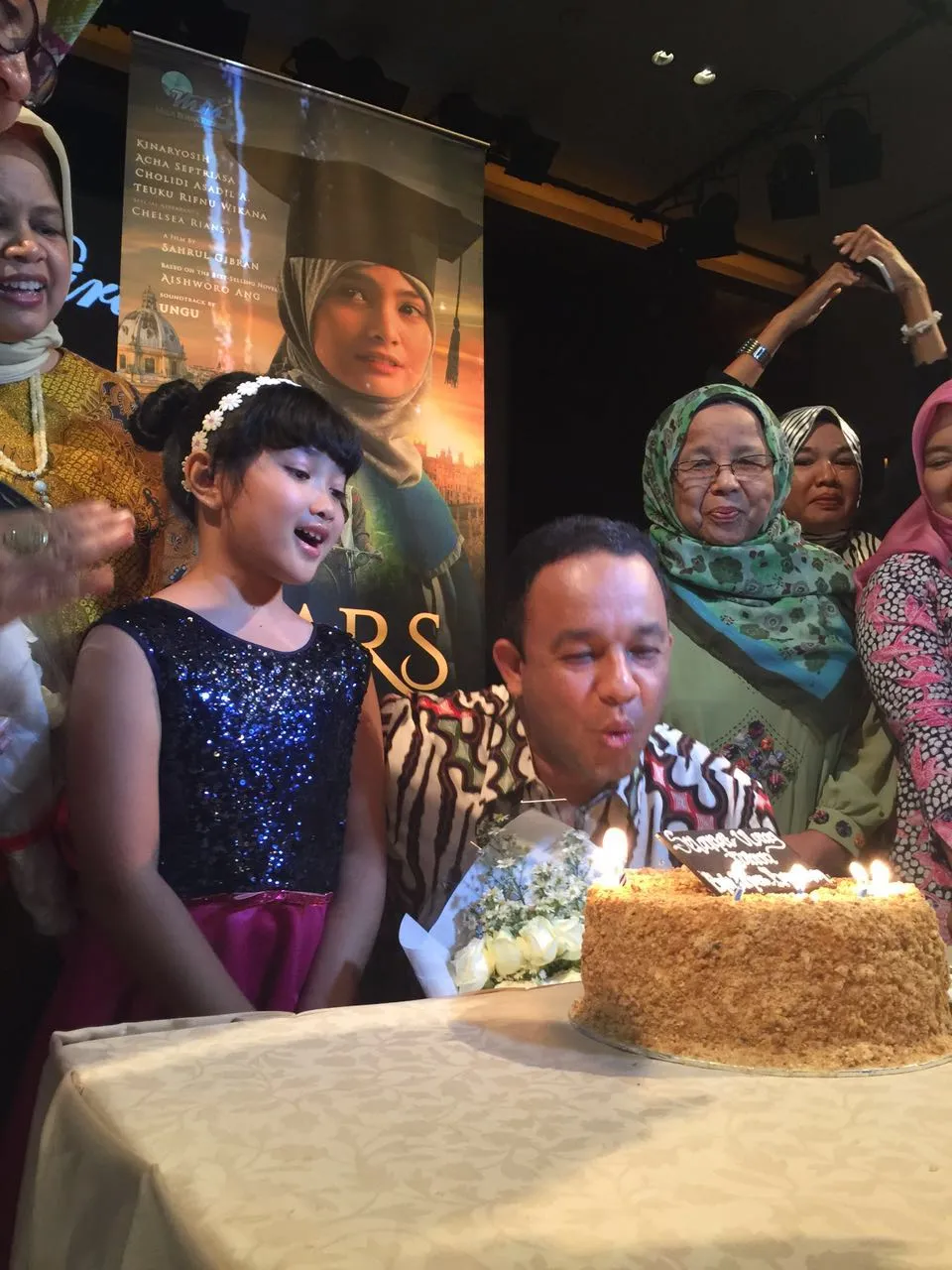 Pemutaran pertama di Indonesia, seluruh bintang film MARS dan penonton yang hadir ikut merayakan ulang tahun Anies Baswedan © KapanLagi.com/Hendra Gunawan