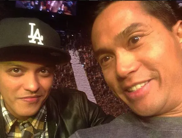 Bapak tiga anak ini juga sempet selfie bareng Bruno Mars (credit: instagram.com/anindyabakrie)