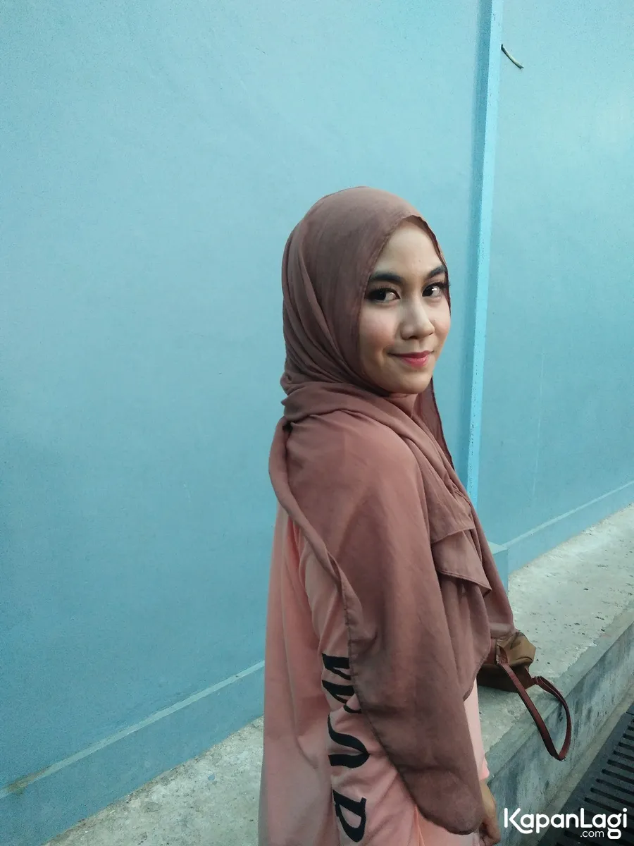 Anisa Rahma merasa sedih karena kelulusannya tak ditemani oleh sang ayah. ©KapanLagi.com/Nuzulur Rakhmah