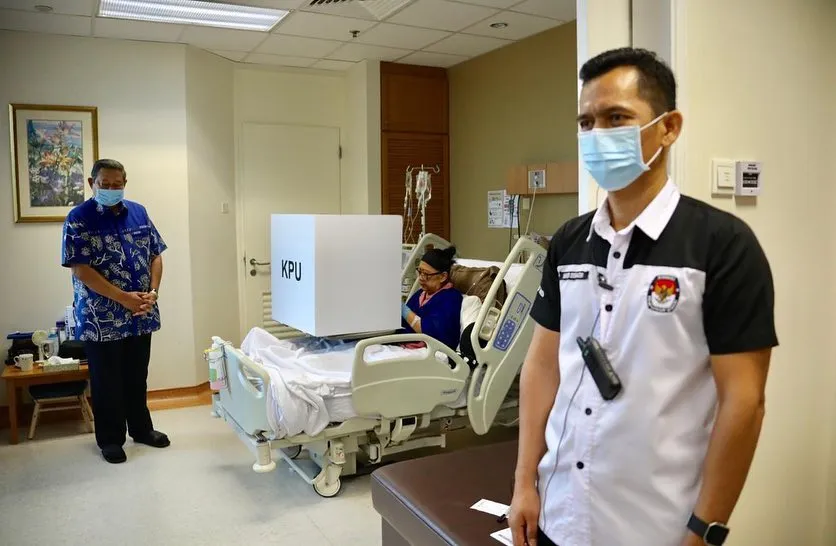 Proses pencoblosan Ani Yudhoyono diawasi Pihak KPU / Credit: Instagram - aniyudhoyono
