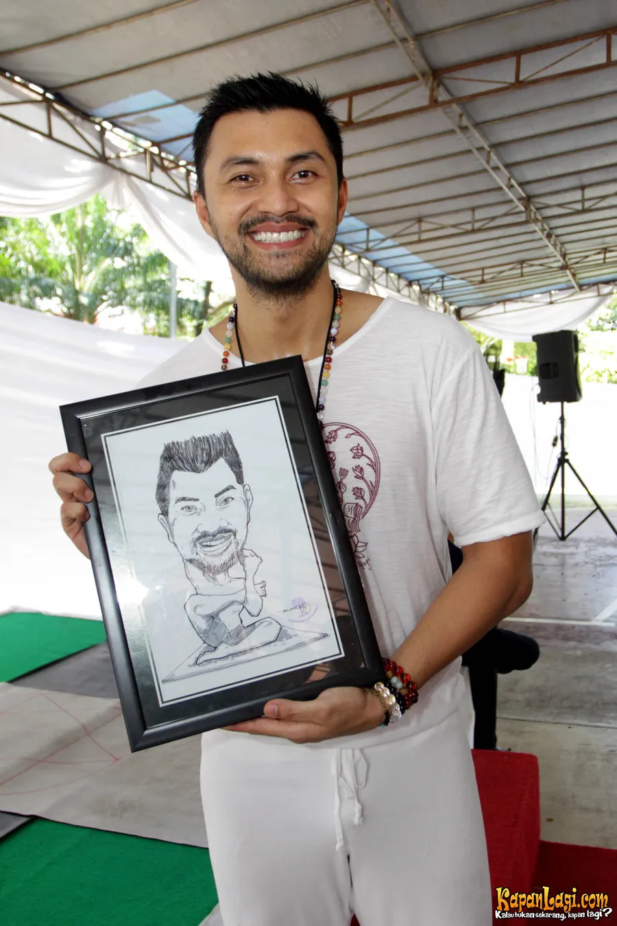 Anjasmara bahagia meski hanya dibayar pakai lukisan. @KapanLagi.com®/Muhammad Rasyad