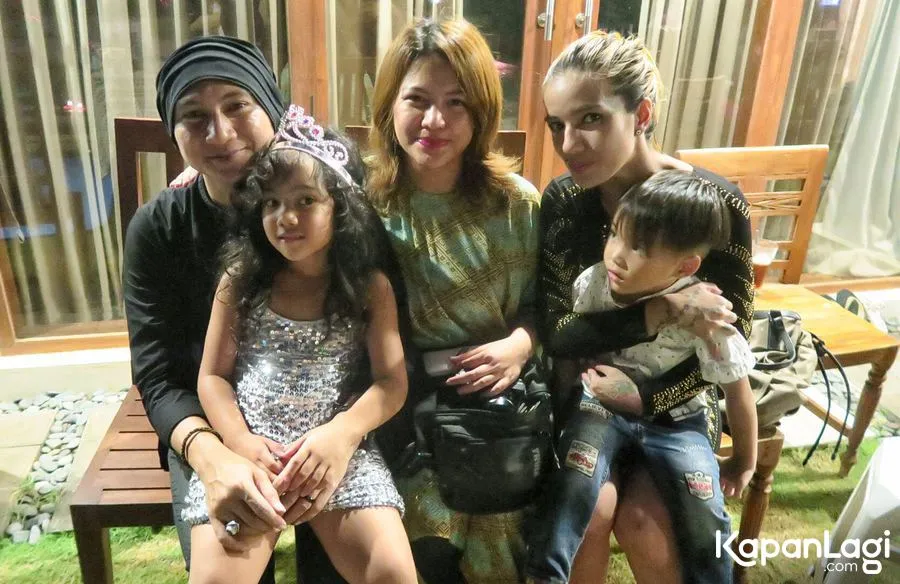 Keluarga Anji dan keluarga Sheila Marcia terhitung memiliki hubungan baik. ©KapanLagi.com