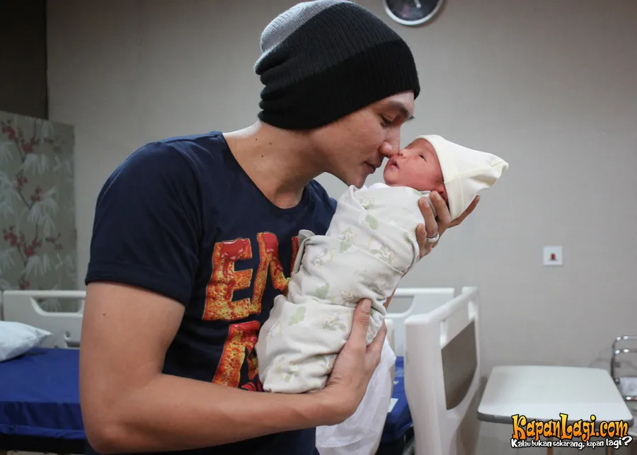 Anji dan Wina sepakat baru akan mengajak Saga bepergian jika usianya sudah lebih dari 6 bulan