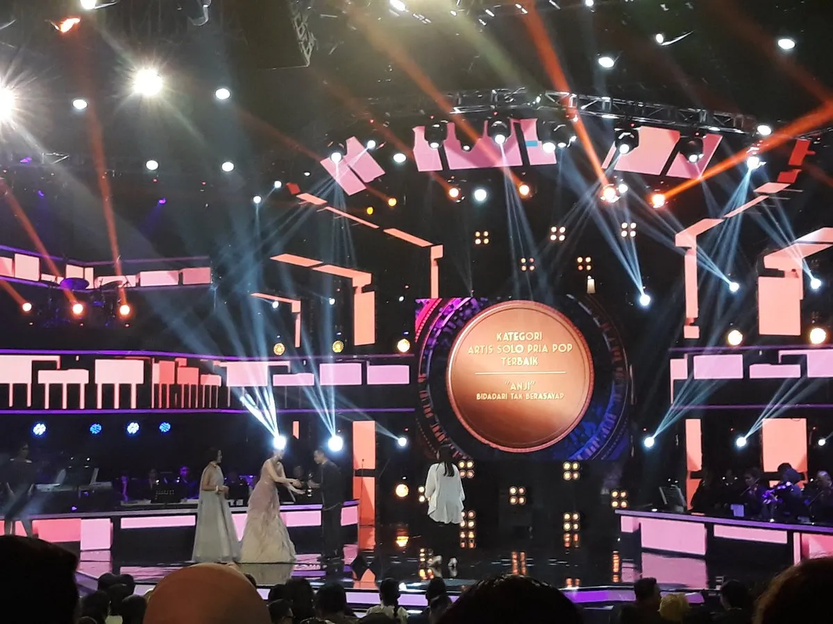 Anji raih piala 'Artis Solo Pria Pop' © Twitter/RCTI Official