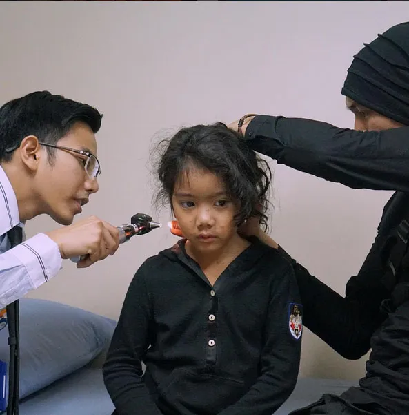 Anji temani putrinya buat periksa ke dokter © Instagram.com/duniamanji