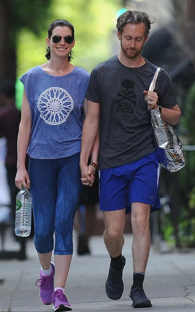 Anna Hathaway dan suami terlihat mesra © Shutterstock