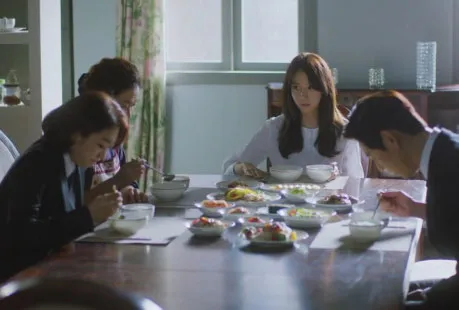 Anna yang dengan ceria menyapa para bodyguardnya saat sarapan. ©tvN