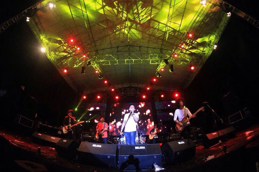 Penampilan AnnAndrA sukses tarik perhatian para fans Tulus di 'Jatim Fair 2017' © KapanLagi.com/Sahal Fadli