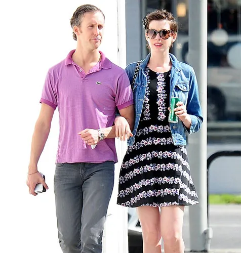 Anna Hathaway dan Adam Shulman Usai Makan Siang @ dailymail.co.uk