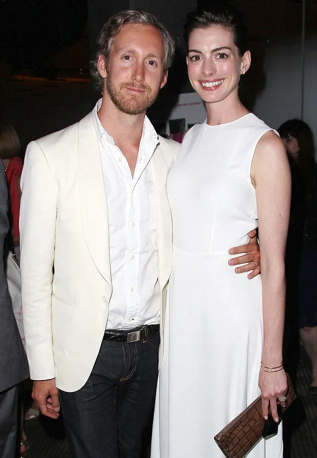 Anne Hathaway dan suami tampil mesra © Shutterstock