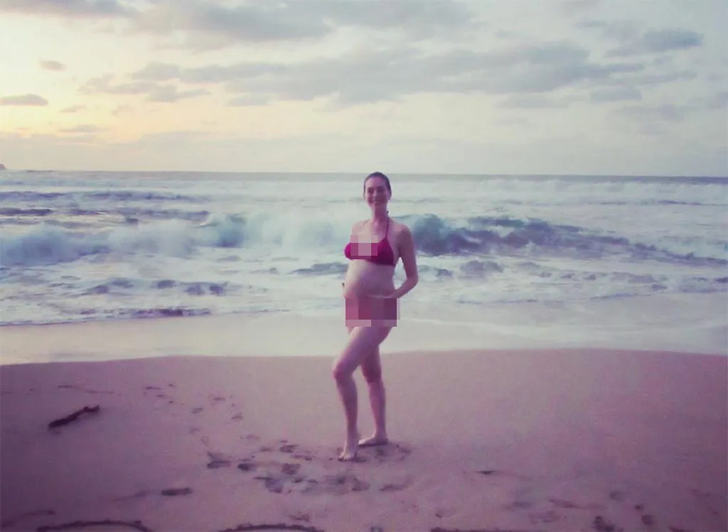 Anne pakai bikini sambil pamer perut buncit © instagram.com/annehathaway