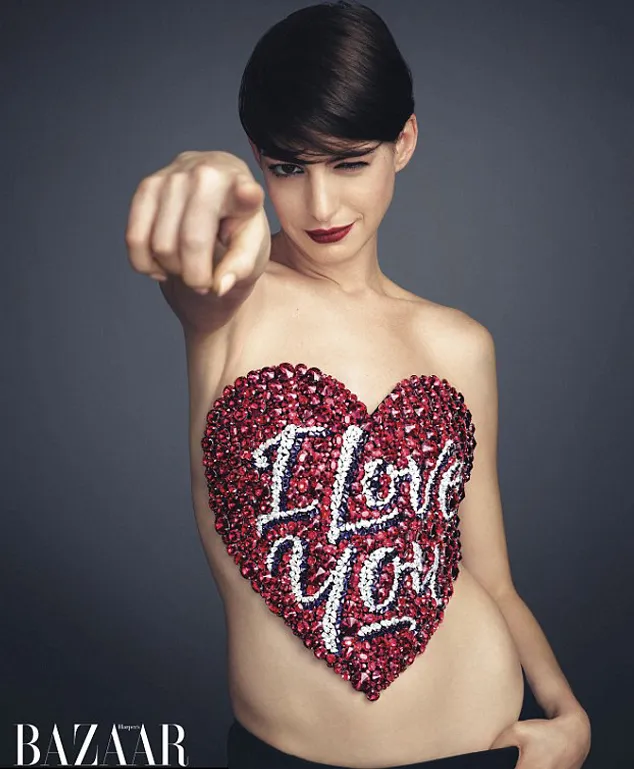 Penampilan seksi Anne dalam sebuah pemotretan terbarunya @ dailymail.co.uk/Harper's BAZAAR