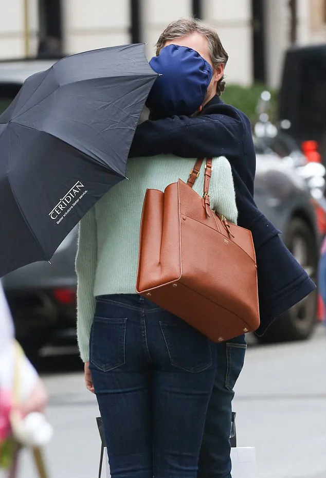 Bagai dunia milik berdua @ dailymail.co.uk