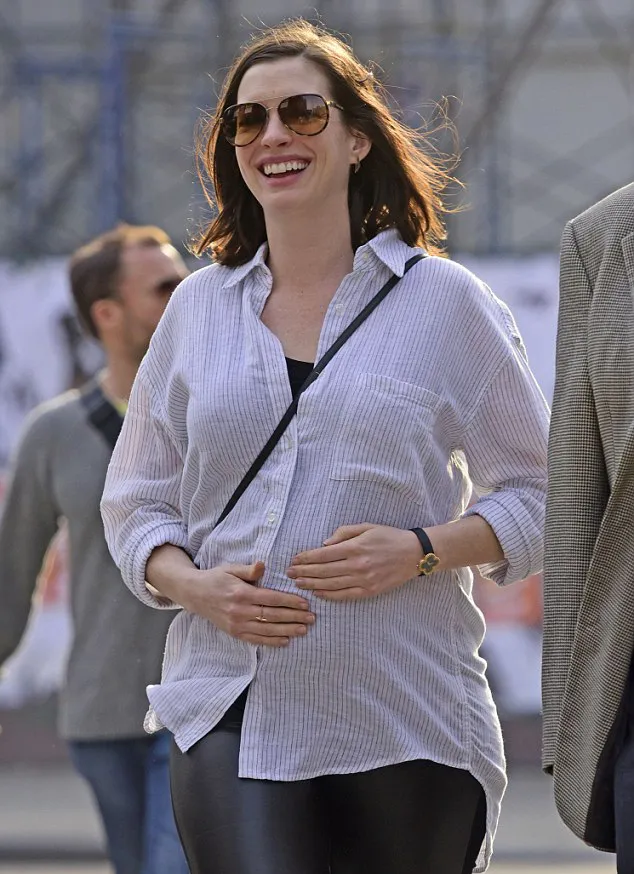 Anne pamer perutnya yang makin membesar © dailymail.co.uk
