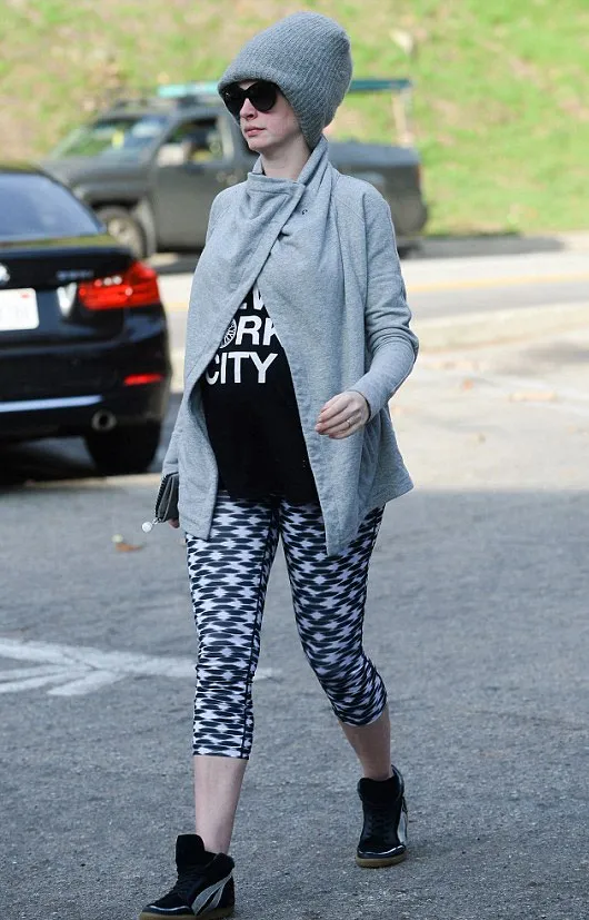 Anne Hathaway yang baru saja selesai nge-gym. ©dailymail/splashnews