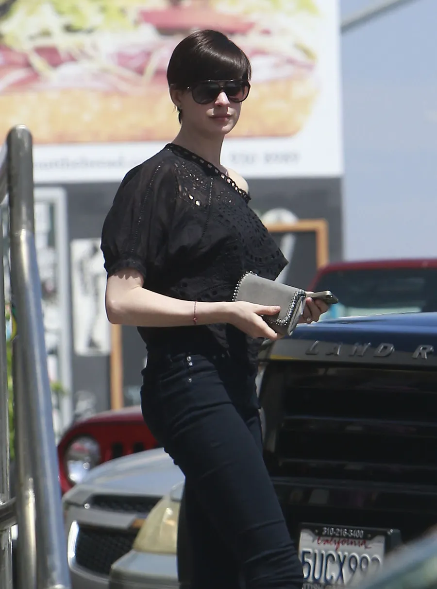 Anne Hathaway @ fameflynet.com