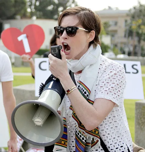 Anne Hathaway, penuh semangat! @ dailymail.co.uk/PacificCoastNews