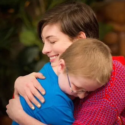 Anne Hathaway Saat Memeluk Tyler @ dailymail.co.uk