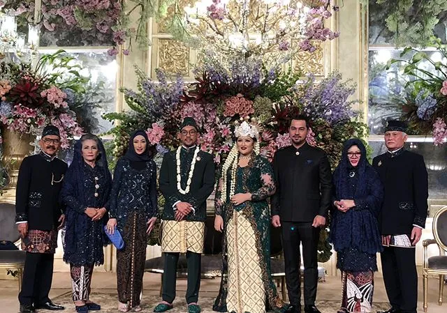 Annisa Trihapsari dan Sultan Djorghi menghadiri pernikahan Sekar dan Ajie ©instagram/robbyray_yohannesbridal