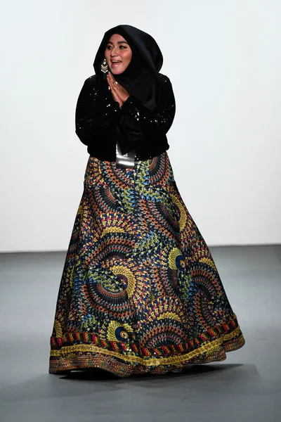 Anniesa Hasibuan sempat pamerkan karya busananya di panggung New York Fashion Week. / © via zimbio.com