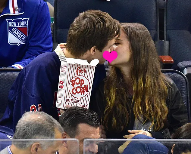 Ansel cium mesra sang mantan, balikan? @ dailymail.co.uk