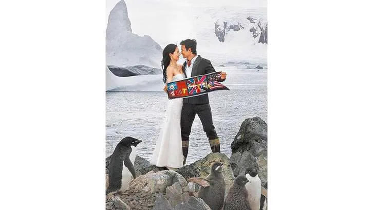 Janet dan George bersama penguin di Antartika © via xinmsn
