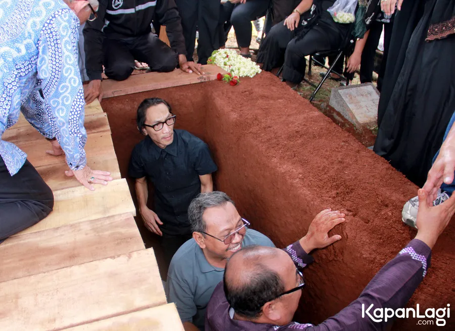 Anto Hoed dalam prosesi pemakaman sang ayah. ©KapanLagi.com/Muhammad Akrom Sukarya