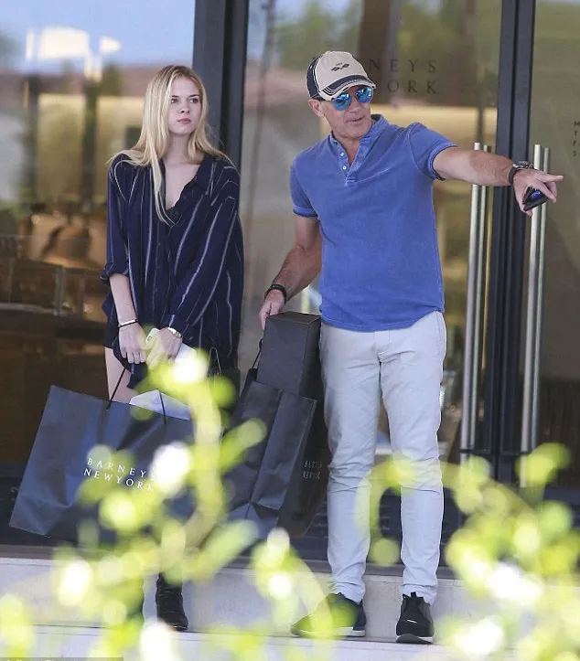 Stella Banderas bersama sang ayah saat berbelanja di kawasan Beverly Hills via Dailymail.co.uk