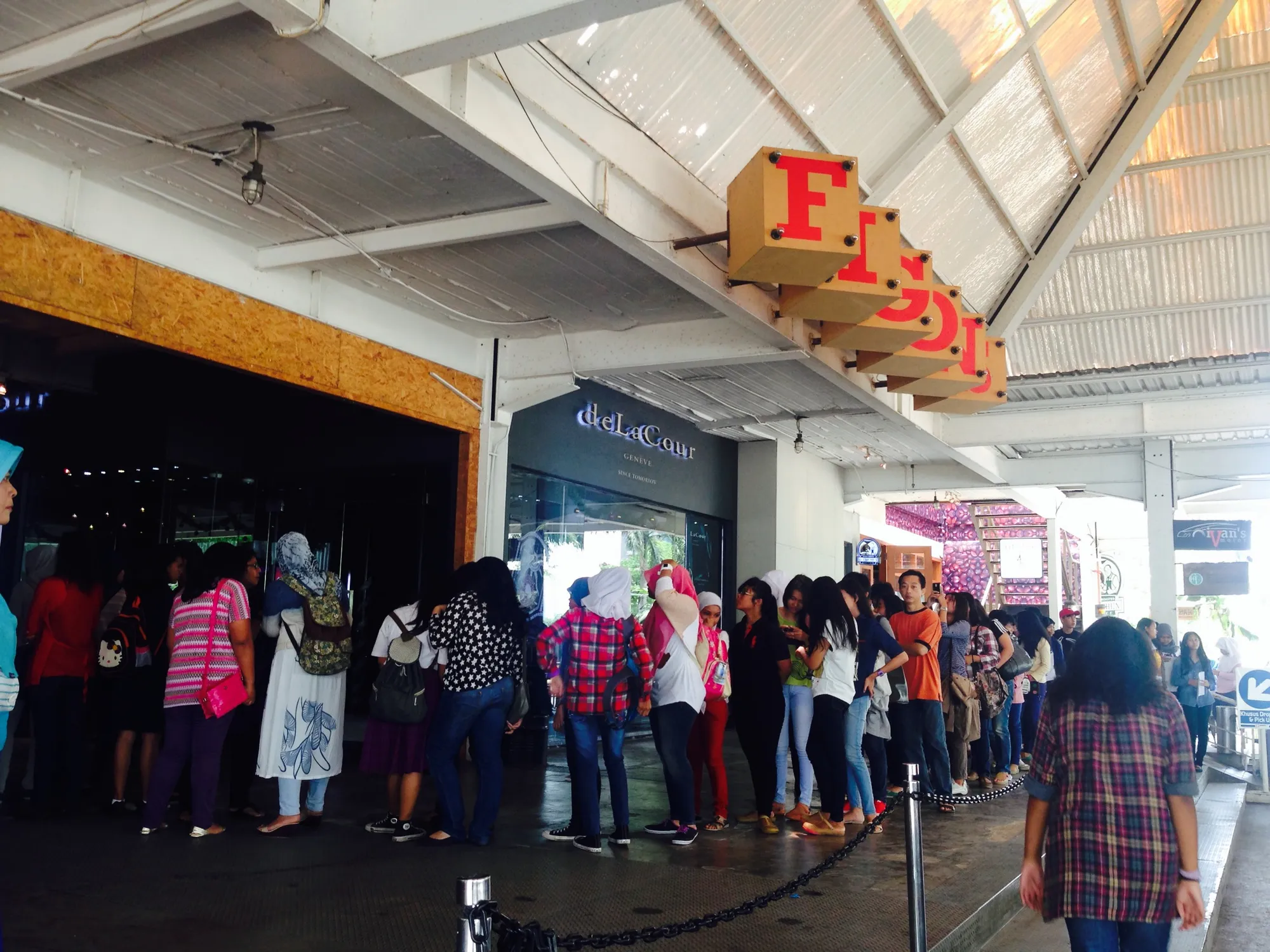 Antrean Penggemar Coboy Junior. ©KapanLagi.com